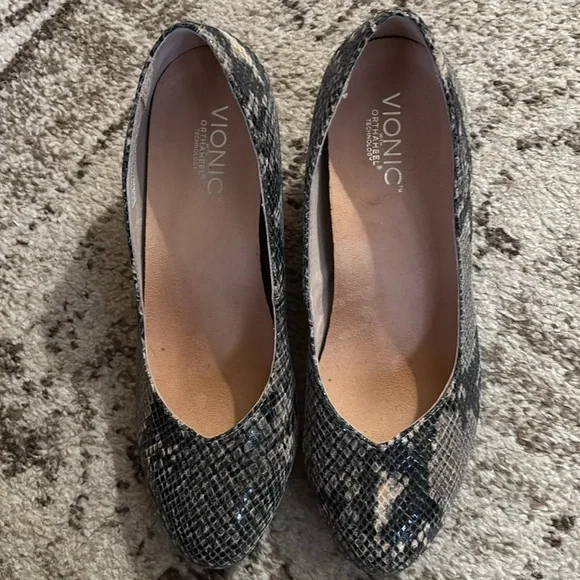 Vionic Antonia textured snakeskin reptile printed wedge pump shoes 9 - Picture 5 of 7
